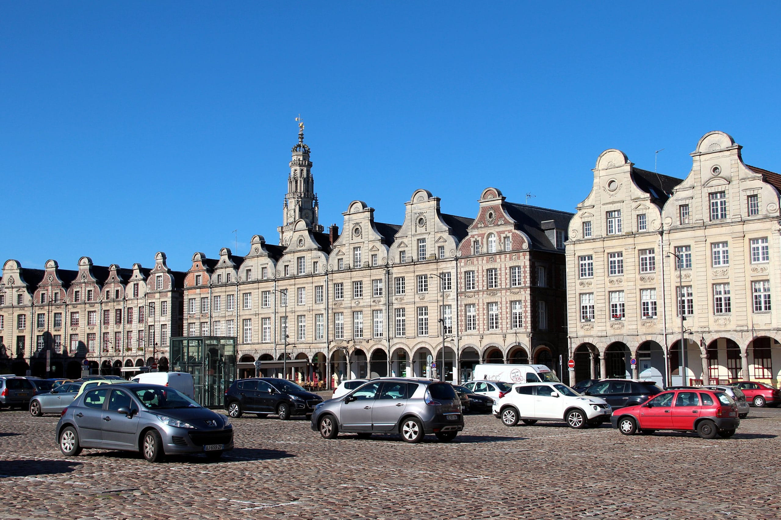 Déménagement Arras - Grand'Place, façades baroques flamandes